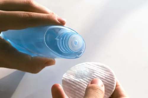 Man kan bruge micellar water i stedet for renseservietter