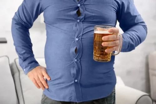 Overvægtig mand med en øl i hånden