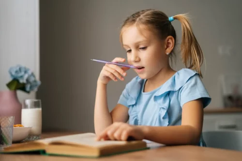 Pige skriver dagbog som eksempel på at arbejde med børns følelser