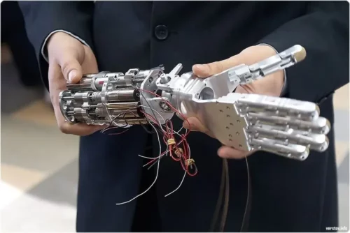 Robothånd repræsenterer transhumanisme
