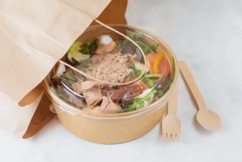 Salat i en skål af pap, som er eksempel på miljøvenlig fødevareemballage