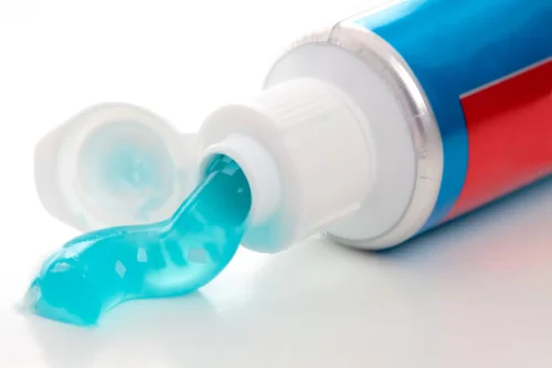 En åben tube tandpasta