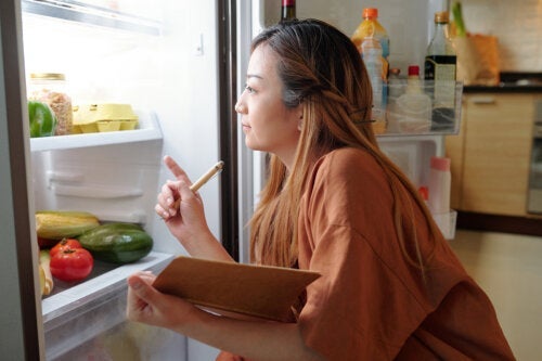 Hvor længe kan tilberedt mad holde sig i køleskabet?