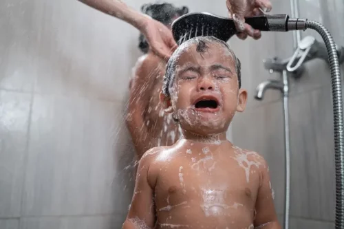 Barn græder under bad