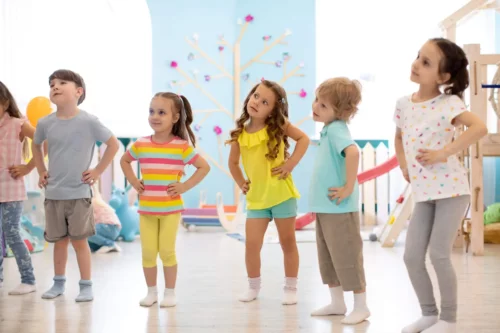 Børn danser som en del af danseterapi til børn med autisme