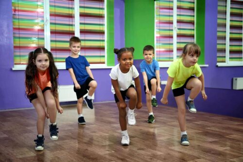 Børn danser sammen i studie
