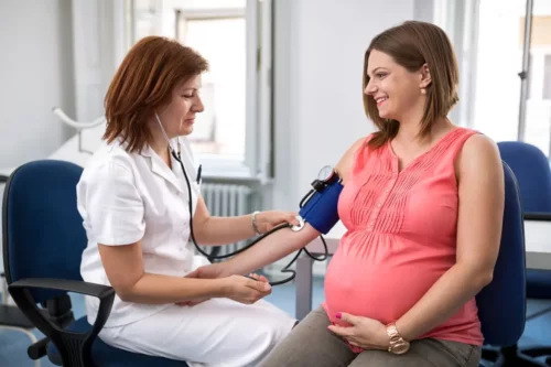 Gravid kvinde undersøges grundet trombofili under graviditet