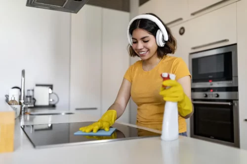 Kvinde gør køkken rent