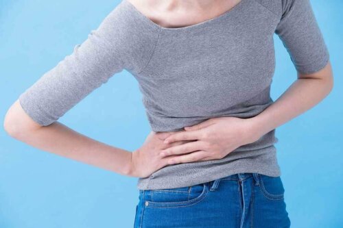 Kvinde med mavesmerter grundet bivirkning ved omeprazol