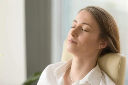 Kvinde mediterer med lukkede øjne