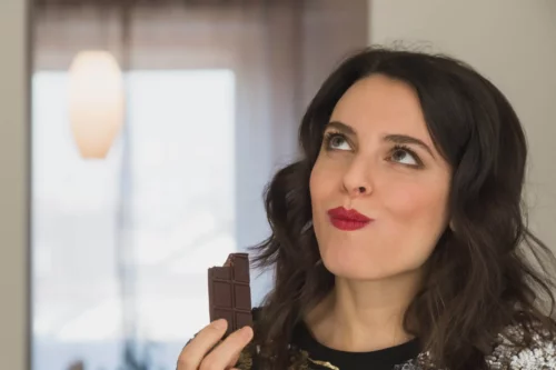 Kvinde nyder mørk chokolade