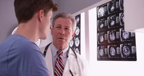 Patient taler med læge om scanninger af hjerne