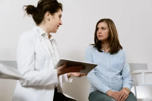 Patient taler med læge om hvidt udflåd