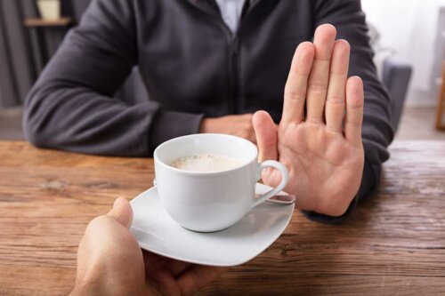 En person afviser kaffe