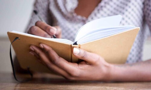 Person skriver i en bog