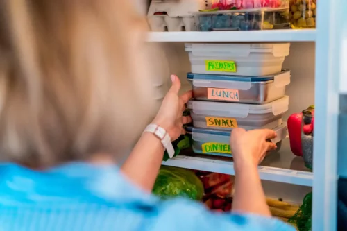 Retter i bøtter i køleskab får os til at spørge: Hvor længe kan tilberedt mad holde sig i køleskabet?