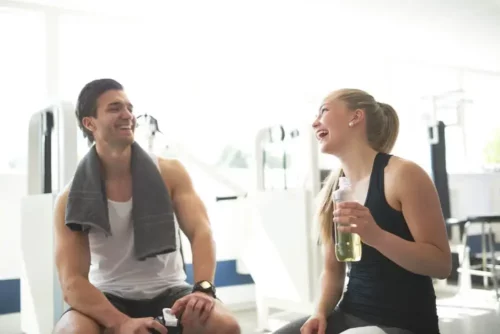 To personer griner sammen efter træning