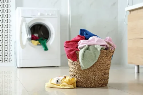 Vasketøj foran vaskemaskine