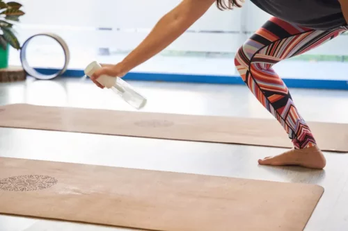 Yogamåtte rengøres for at opnå god hygiejne i fitnesscentre