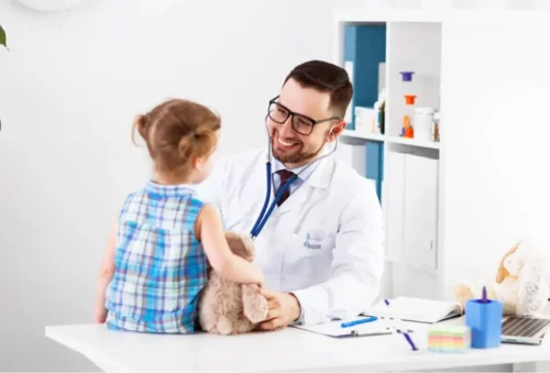 Barn undersøges af en læge