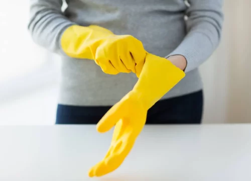 Person bruger handsker til at rengøre efter fumigering