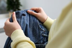8 tricks til at fjerne pletter af skopuds fra tøj
