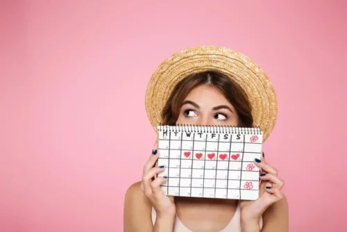 Kvinde med kalender, der markerer hendes menstruation