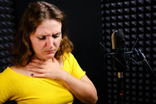 Kvinde i et lydstudie repræsenterer en kvindes stemme