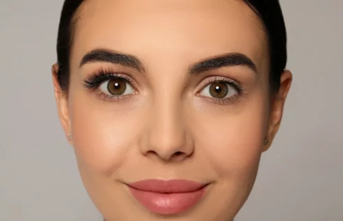 Kvinde med forskellig makeup på sine øjne