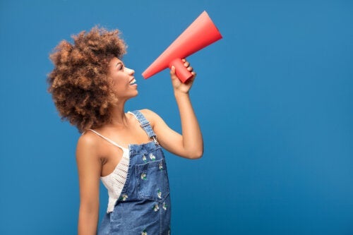 Vidste du, at en kvindes stemme ændrer sig i løbet af menstruationscyklussen?