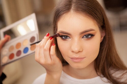 5 almindelige fejl, når du lægger makeup på hængende øjenlåg