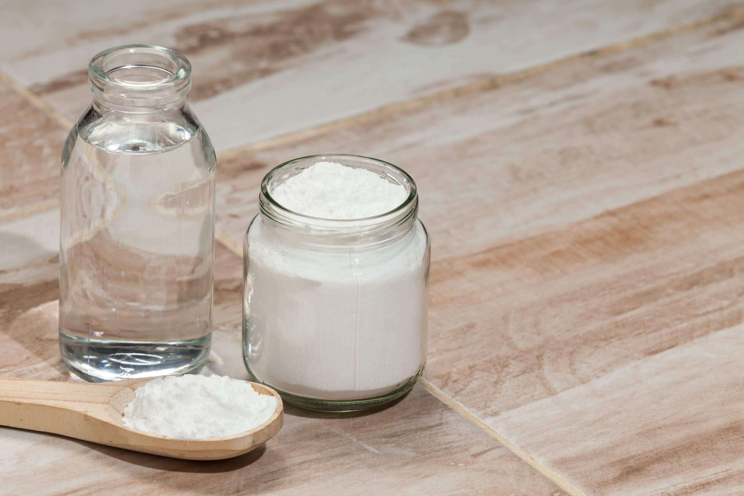 Natron og eddike til at rengøre plettet porcelænsservice