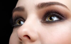 Flydende eyeliner eller en blyant: Hvad er bedst?