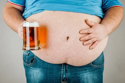 Overvægtig mand har brug for at tabe mavefedt