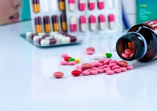 Piller på bord repræsenterer behandlinger af blærebetændelse