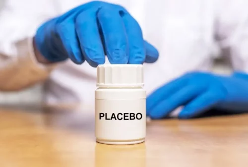 Læge med pilleæske, hvor der står placebo