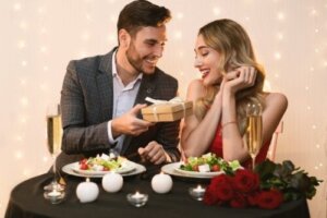 Hvad er love bombing, og hvordan opdager man det?