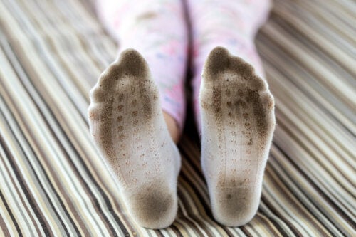 8 tricks til at fjerne sorte pletter på sokker