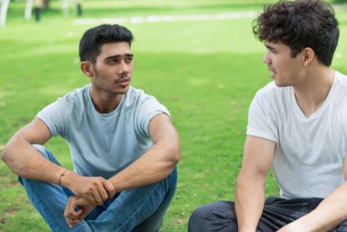 To unge mænd sidder og snakker udenfor