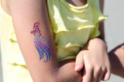 Barn viser eksempel på midlertidige tatoveringer