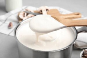Opskrift på keto bechamelsauce med lavt kalorieindhold