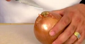 Opdag dette enkle trick til at skære løg uden at græde