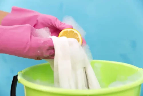 Citron bruges til at fjerne pletter fra solcreme på tøj