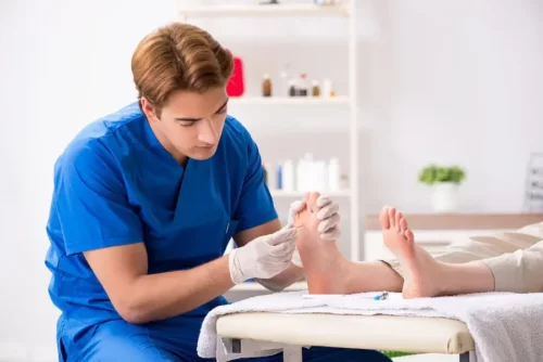 Person modtager akupunktur i fod