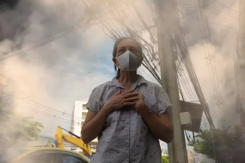 Person i storby kæmper med luftforurening