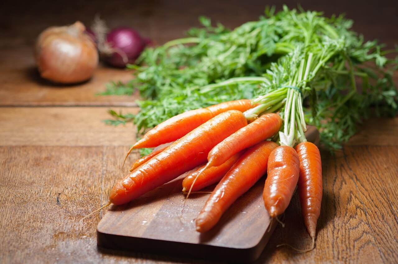 Friske gulerødder kan bruges til at lave gulerodschips i airfryer