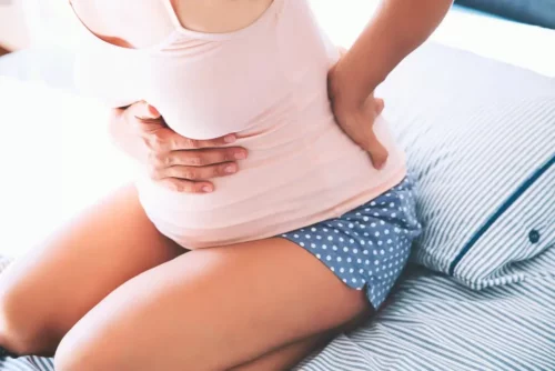 Gravid kvinde med veer repræsenterer slimproppen hos gravide