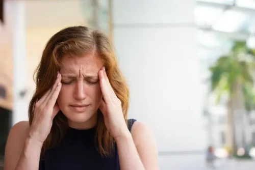 Kvinde lider af kronisk daglig hovedpine