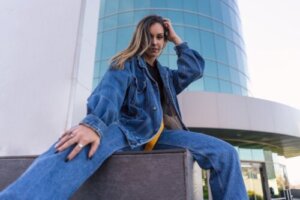 Straight jeans: Hvad de er, og hvordan man styler dem