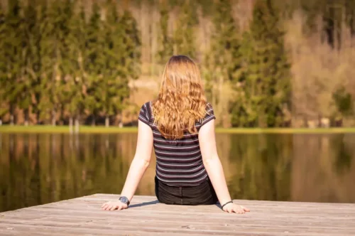 Kvinde nyder naturen udenfor for at reducere stress og forhøjet blodtryk